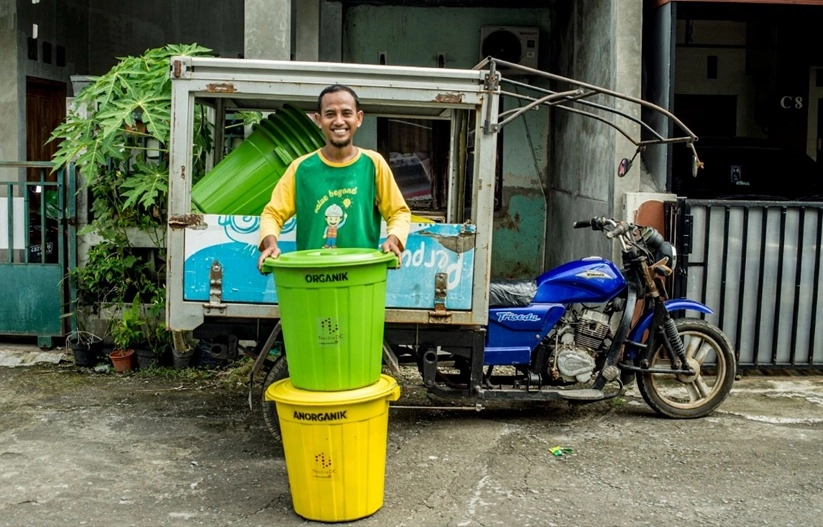 Salah satu warga Desa Jambidan menerima pemberian tempat sampah pilah dari NeutraDC. (Dok: Foto Istimewa)